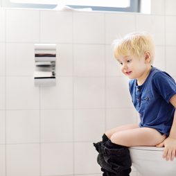 چگونه به فرزندان در مهد کودک آموزش دستشویی رفتن بدهیم؟