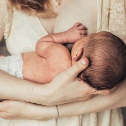 چگونه با شیر مادر نوزاد را تغذیه کنیم؟ چه مدت شیر دادن به نوزاد کافی است؟