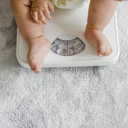 چرا نوزادان کم وزن به دنیا می آیند
