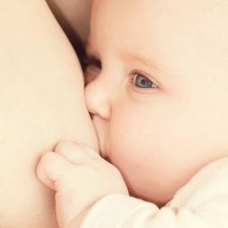 چرا شیر مادر انتخاب مناسبی است و مواد موجود در آن چه تاثیراتی بر نوزاد دارد؟