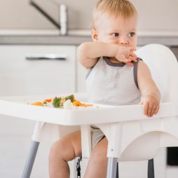 چرا کودکان غذا را پس میزنند؟ در هنگام بالا آوردن غذا چه کنیم؟