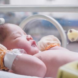 بررسی ویژگی های نوزادان کامل و نوزادانی که نارس متولد می شوند