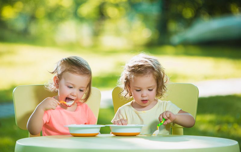 نشستن و غذا خوردن کودک